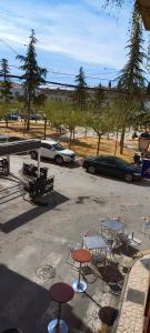 um parque de estacionamento com mesas e cadeiras e um carro em Maravilloso piso de dos dormitorios en Huéscar em Huéscar