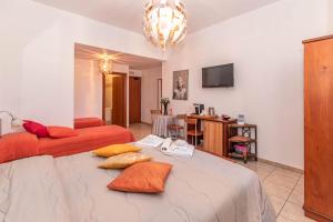 マリーナ・ディ・ラグーザにあるSpiagge Ibleeのベッドルーム1室(オレンジ色の枕が付いたベッド2台付)