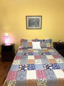 Een bed of bedden in een kamer bij Casa da Fonte Hospedaria