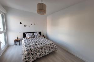 Postel nebo postele na pokoji v ubytování Charming 45m in Aytré - near La Rochelle