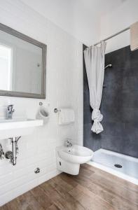 łazienka z umywalką, toaletą i wanną w obiekcie Casaletto's Suites w mieście Riano