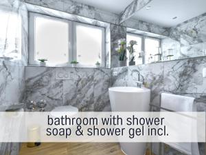 ein Badezimmer mit Seife und Duschgel in der Unterkunft SUPERIOR LIVING - luxury and comfort in Bad Oeynhausen