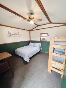 Mifflinburg的住宿－Cozy Cabin2 Within Campground，一间卧室配有一张床和吊扇