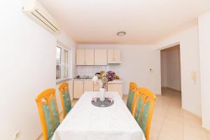 Afbeelding uit fotogalerij van Apartments Seaside in Bibinje +31 foto's