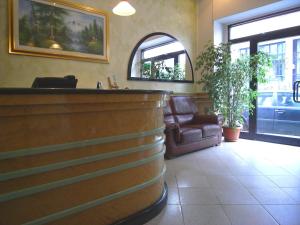 Hotel Siena tesisinde lobi veya resepsiyon alanı