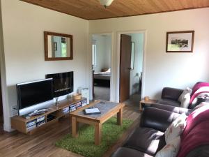 TV a/nebo společenská místnost v ubytování Glengarry Lodge