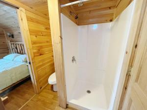 y baño pequeño con ducha y aseo. en Deluxe Cabin6 Within Campground, en Mifflinburg