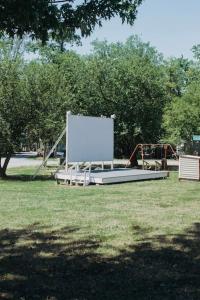 Κήπος έξω από το Deluxe Cabin6 Within Campground