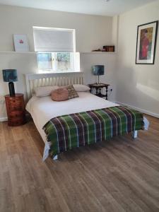 a bedroom with a bed and two lamps in it at Bandar Cottage, farm cottage, close to Narberth, Pembrokeshire in Narberth