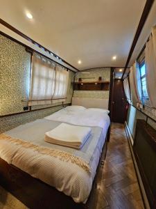 a bed in the middle of a room at Cosy Narrowboat Benedict, Clarence Dock Leeds in Hunslet