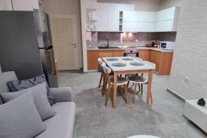 a kitchen with a table and chairs in a room at Ermar Apartment in Golem