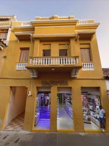 una tienda frente a un edificio amarillo en Hostal Casa Torres Centro Historico - Adults Only, en Cartagena de Indias