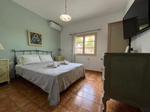 ブアブロウにあるLa maison des vacancesのベッドルーム(ベッド1台、薄型テレビ付)