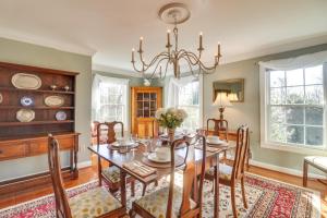 uma sala de jantar com uma mesa e cadeiras e um lustre em Rural and Spacious Virginia Home on about 2 Acres! em Orange