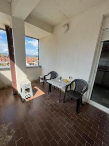 a room with a table and chairs and a stove at Viktorija's Apartment in Gevgelija