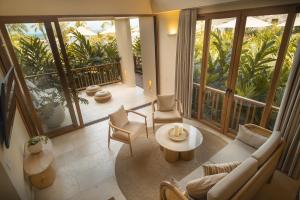 uma sala de estar com um sofá e uma mesa em Hotel Aimarawa em San Antero