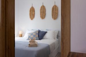 Posteľ alebo postele v izbe v ubytovaní The Nine Graces - Agios Prokopios Beach Apartments -Option with terrace and jacuzzi