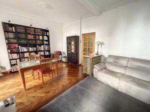 ein Wohnzimmer mit einem Sofa und einem Tisch in der Unterkunft Appartement niçois - bord de mer in Nizza