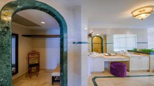 Um banheiro em Intercontinental Miramar Panama by IHG