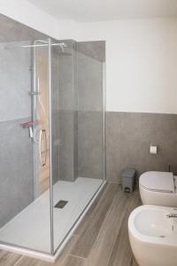 a bathroom with a shower and a toilet at Ca’ del Riccio verde in Bra