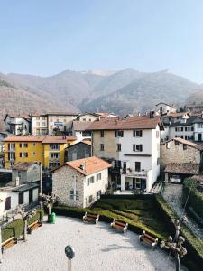 une vue sur une ville avec des bâtiments et des bancs dans l'établissement Salotto Brè - Bed & Breakfast charming rooms, à Lugano