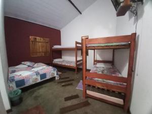 a room with two bunk beds in a room at Pousada Espaço Litoral in Baixio