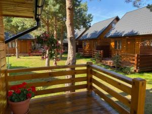 a wooden fence in front of a cabin at domki letniskowe Ustka Sosnowo in Ustka