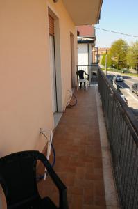 un balcone con tavolo e sedie su un edificio di Andrea affittacamere e B&B a Solignano Nuovo