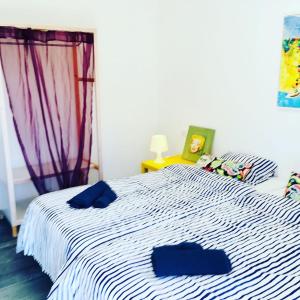 - une chambre avec un lit doté de 2 oreillers bleus dans l'établissement Tenerife Nature Retreat, à Ifonche