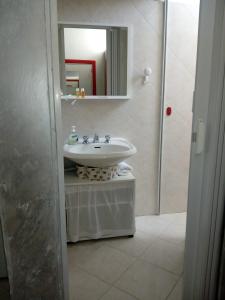 bagno con lavandino e specchio di Casavacanze Salento Gramsci a Veglie