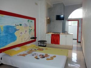 ヴェーリエにあるCasavacanze Salento Gramsciのベッドルーム1室(ベッド1台付)が備わります。壁には絵画が飾られています。
