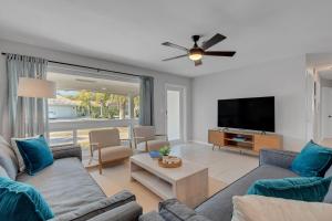 sala de estar con sofá y TV en Kasa Palm Grove Fort Lauderdale, en Fort Lauderdale