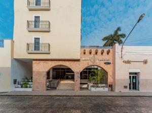 a building in the middle of a street at Hotel Maya Yucatan in Mérida