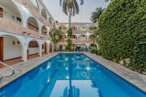 梅里達的住宿－Hotel Maya Yucatan，一座建筑的庭院中的游泳池