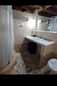 La salle de bains est pourvue d'un lavabo et de toilettes. dans l'établissement Υπεροχο διαμέρισμα ηλιουπολης, à Athènes
