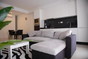 uma sala de estar com um sofá e uma mesa em Duarte Apartments - Morabeza em Mindelo