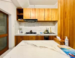 坎古的住宿－Palm&Ocean Canggu，厨房配有木制橱柜和台面