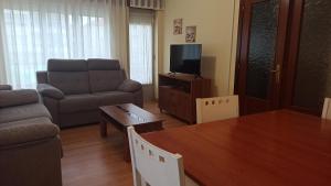TV a/nebo společenská místnost v ubytování Raitán, apartamento centro de Llanes a 400 m de la playa VUT-2345-AS