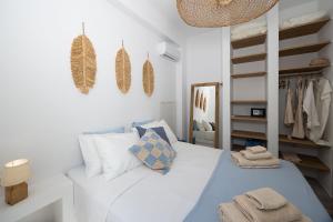 Posteľ alebo postele v izbe v ubytovaní The Nine Graces - Agios Prokopios Beach Apartments -Option with terrace and jacuzzi