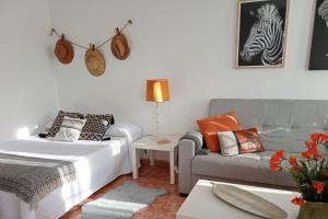 a living room with a couch and a table at Apartamento entero con jardín en Casa Amelia in Padrón