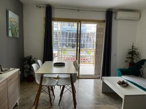 a living room with a table and chairs and a window at Cala Dorada in Salou