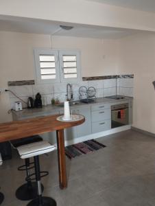 Cucina o angolo cottura di Charmant logement situé à la campagne avec Spa