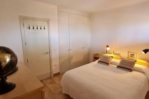 A bed or beds in a room at Jardín del Teide Még 26 kép