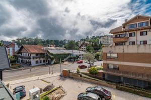 een stad met auto's geparkeerd op een parkeerplaats bij Rosa Edifício English Place in Gramado