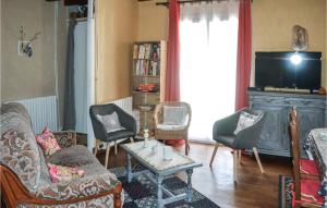Χώρος καθιστικού στο Stunning Home In Biras With Kitchenette