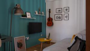 Habitación con cama, TV y mesa. en Luxury Studio in Vonitsa en Vonitsa