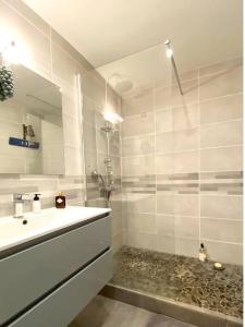 Kúpeľňa v ubytovaní Appartement chaleureux entre Zola et Procé.