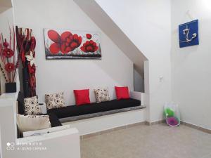 una stanza con una panca con cuscini rossi di Condominio Casas Mandala a Costa Esmeralda