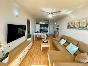 un salon avec un canapé et une télévision dans l'établissement Blue Ocean Holiday Home, à Playa del Ingles