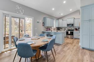 2 Be Fair في أوك آيلاند: مطبخ وغرفة طعام مع طاولة وكراسي